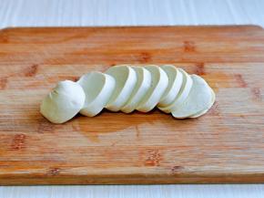 素鸡洗干净后先切片。