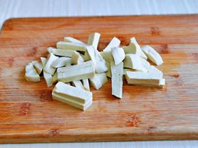 再切条状，特可以根据个人喜好来。