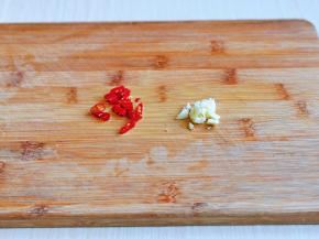 辣椒，蒜切好。