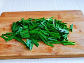 韭菜洗干净，切段。