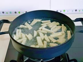 素鸡焯水，锅中加入水烧开，下素鸡煮1分钟捞出淋干水分。