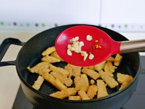 再加入蒜末和辣椒段翻炒。
