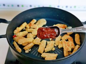 加入一勺豆瓣酱。