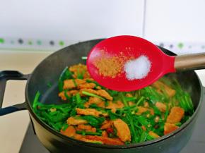 按个人口味加入盐，十三香，大火快速翻炒，关火出锅。