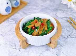 盛出装盘，点缀几段红辣椒。