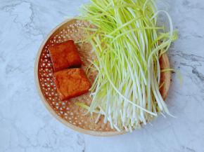 新鲜的韭黄颜色鲜黄，根根均匀。