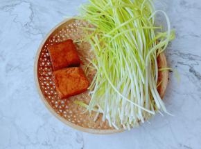 新鲜的韭黄颜色鲜黄，根根均匀。