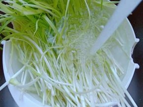 用清水冲洗干净。