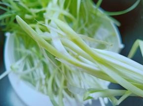 把韭黄里面的杂质挑选出来。