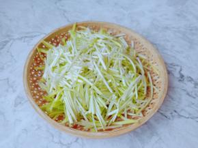 清洗好的韭黄控好水切成段。