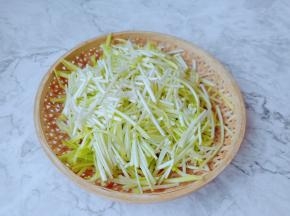 清洗好的韭黄控好水切成段。