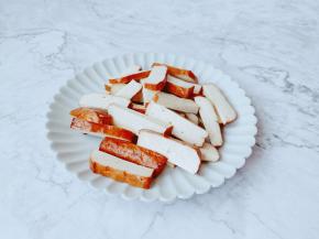 豆干对半切开再切成片。