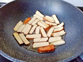 热锅热油下豆干翻炒。