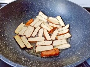 热锅热油下豆干翻炒。