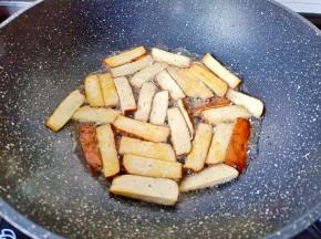 把豆干煎至两面微黄。