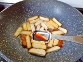 加上生抽一勺调味。