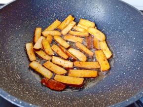 将调味料翻炒均匀。