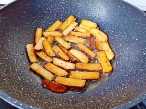 将调味料翻炒均匀。