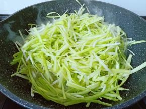 放入韭黄。