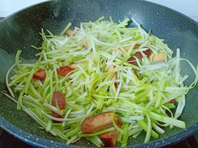 大火翻炒至韭黄微软。