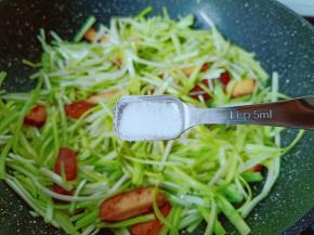 加上一勺盐调味。