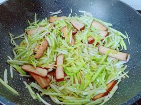 大火翻炒把盐翻炒均匀关火即可出锅。