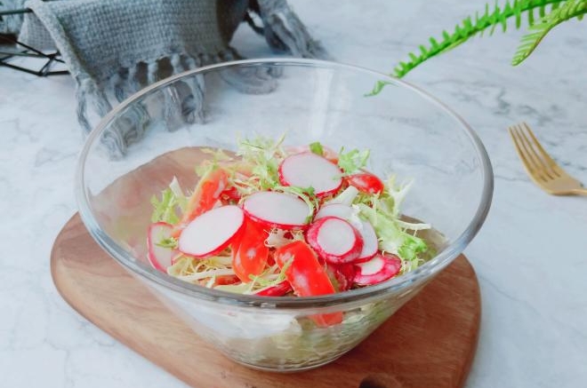 苦菊樱桃萝卜沙拉