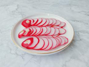 樱桃小萝卜清洗干净切薄片。