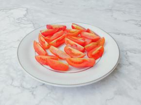 圣女果切成四瓣。