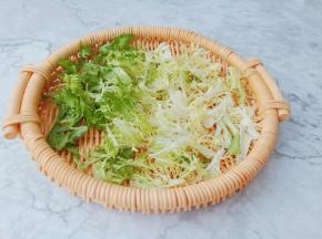 苦菊清洗好以后控干水份切寸段。