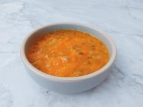 百香果对半掰开用勺子挖出来备用。剩余的百香果可以冷冻泡水喝。