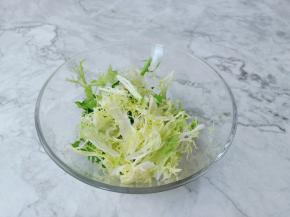 苦菊放入盘子里。