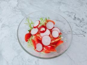 放上樱桃萝卜片。