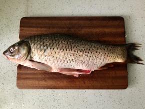 鲤鱼收拾好，去腮去鳞洗净备用。