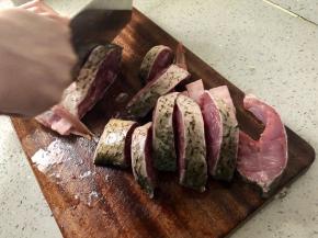 把鲤鱼切成块，鲤鱼特别大，我们一餐吃不了，所以我把鱼头前一部分留下来了，准备下次炖汤喝。