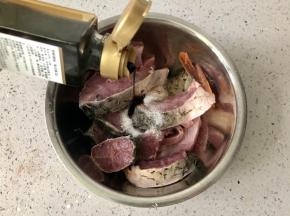 把鲤鱼块放入盆中，加入两勺盐和两勺生抽，用手抓匀，腌制15分钟。