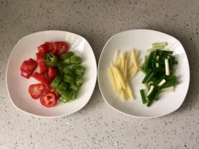 把青红尖椒切成小段，生姜切成丝，小葱切段。