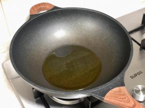 锅里下入菜籽油，烧热，用菜籽油煎鱼，鱼会更香，颜色更好看。