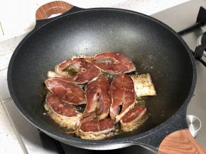 开中小火，下入鱼块煎制，煎的时候可以晃动一下锅，避免鱼块粘在一起。