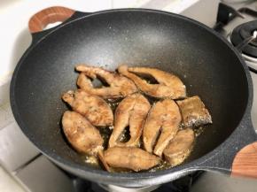 一面煎至金黄，翻面继续煎。