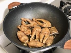 一面煎至金黄，翻面继续煎。