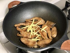 两面煎香后，放入生姜丝煎至一会儿，增加香味。