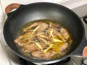 加入纯净水，没过鱼块即可，大火烧开。