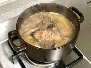 然后把鱼块倒入砂锅中，加盖炖5分钟。