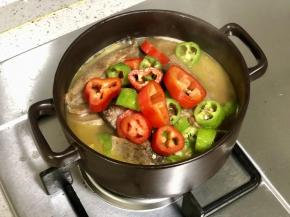 炖好后加入青红尖椒圈；