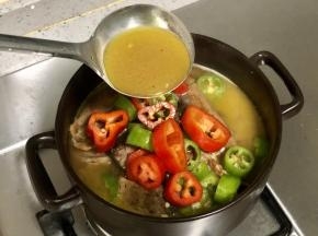 用勺子把汤淋在青红尖椒圈上，这样香味就出来了，用小火炖一会儿。