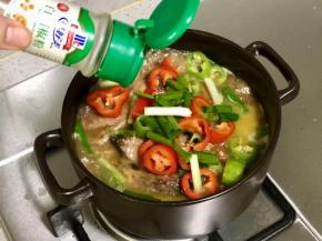 最后放入葱段，撒入少许胡椒粉，美味的黄焖砂锅鱼就做好了。