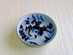 黑木耳冷水冲洗两遍，再泡发。