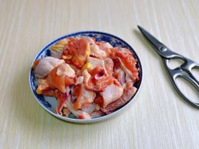 鸡块用食品剪刀剪小块。