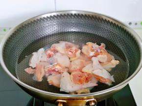 鸡块冷水下锅焯水，大火烧开后煮两分钟捞出，用冷水冲洗干净。